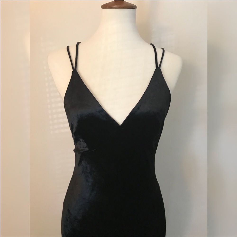 Elegant🌹 Black Velvet Dress🥂 - Picture 5 of 7